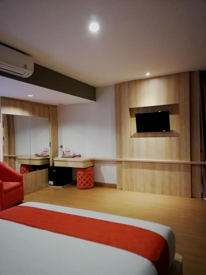 Motel The Nyaman à Jakarta Extérieur photo