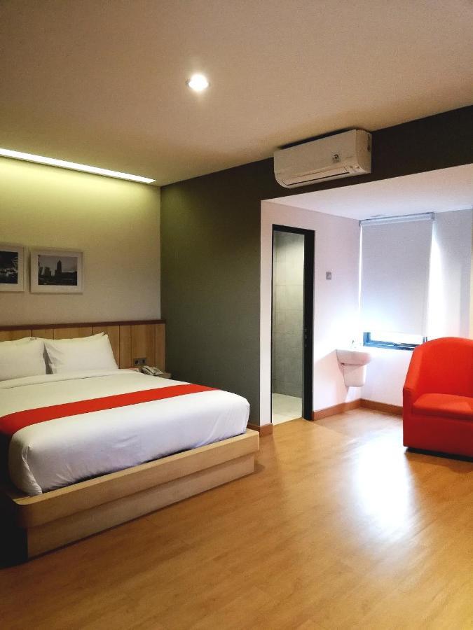 Motel The Nyaman à Jakarta Extérieur photo