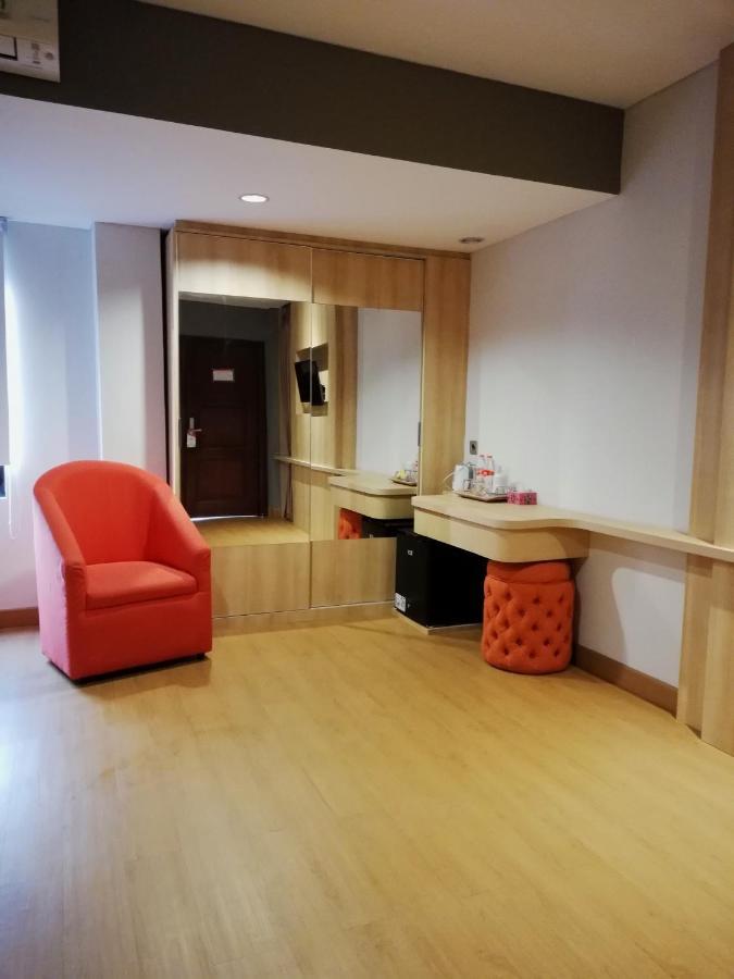 Motel The Nyaman à Jakarta Extérieur photo